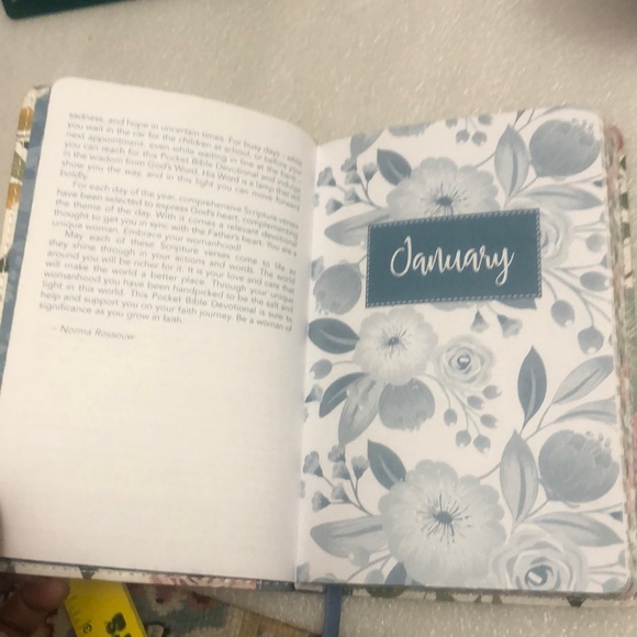 The pocket Bible Devotional for Women - Picture 8 of 12